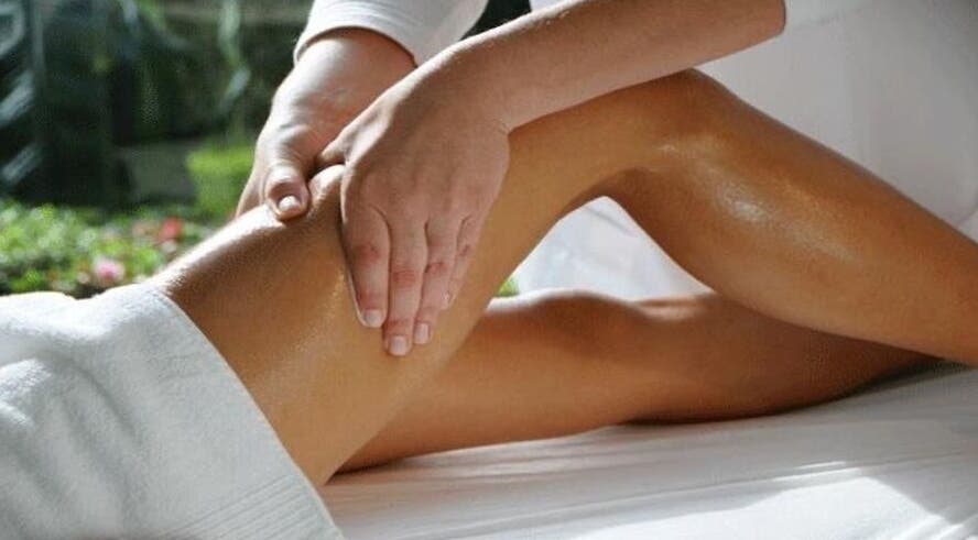 Massagem relaxante nas pernas em Pietra Fernanda - Estética & Bem-estar, São Paulo, São Paulo, BR.