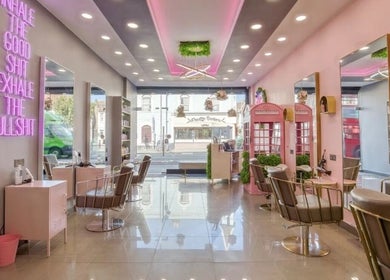 Wnętrze Nails&Lashes by Sandra w Londynie, Anglia. Elegancki salon z neonami i nowoczesnym wystrojem.