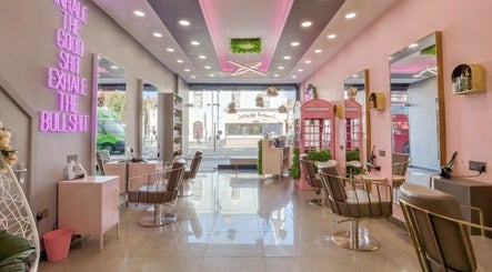 Wnętrze Nails&Lashes by Sandra w Londynie, Anglia. Elegancki salon z neonami i nowoczesnym wystrojem.