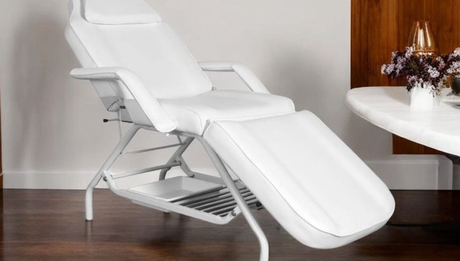 Elegant white beauty chair at D' Flores brows, Dallas, Texas, US, highlighting comfort and style.