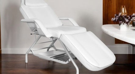 Elegant white beauty chair at D' Flores brows, Dallas, Texas, US, highlighting comfort and style.