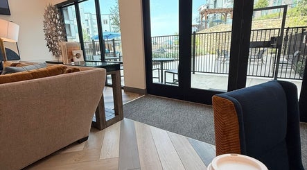 Relaxing lounge area at D' Flores brows in Dallas, Texas, US with cozy seating and natural light.