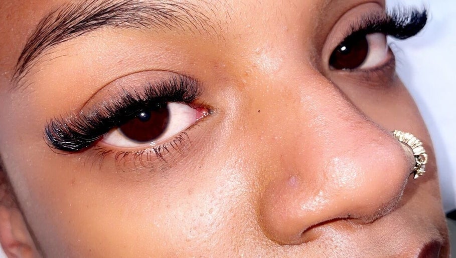 Extensions de cils élégantes à Maevaeyelashes, Saint-denis, Saint-denis, RE, pour un regard captivant.