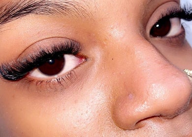 Extensions de cils élégantes à Maevaeyelashes, Saint-denis, Saint-denis, RE, pour un regard captivant.