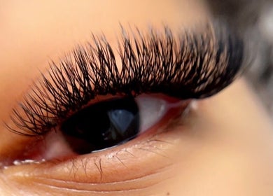 Extensions de cils Maevaeyelashes à Saint-denis, Saint-denis, RE, offrant un regard captivant et sophistiqué.