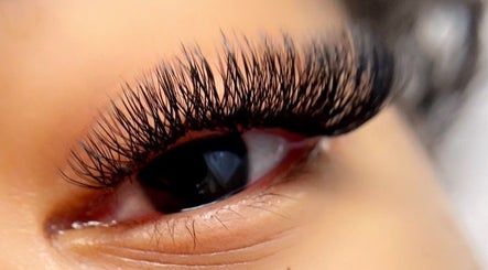 Extensions de cils Maevaeyelashes à Saint-denis, Saint-denis, RE, offrant un regard captivant et sophistiqué.