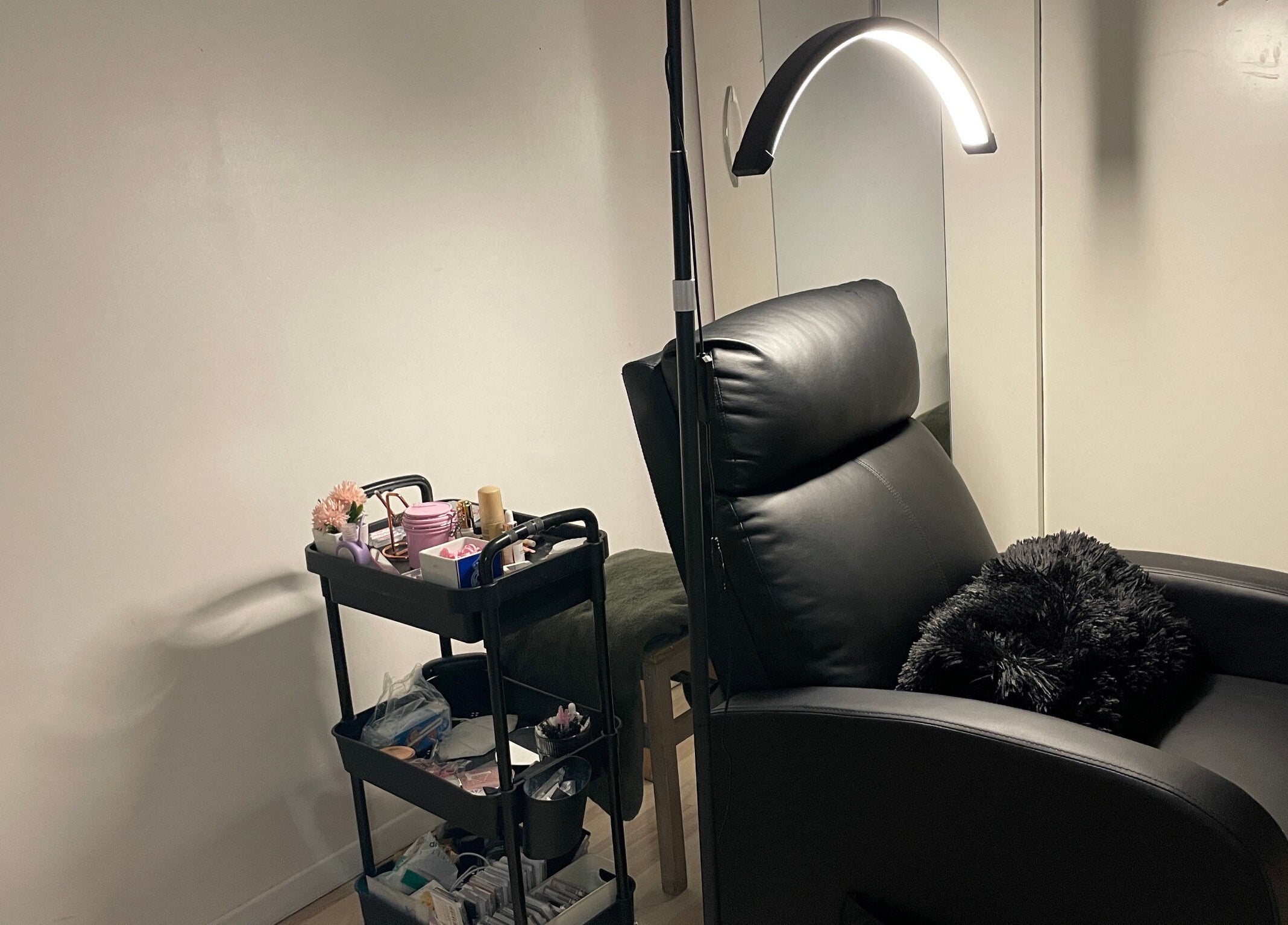 Espace beauté Glam Lashes Expert à Beauvais, Hauts-de-France, FR, avec fauteuil et chariot cosmétique.