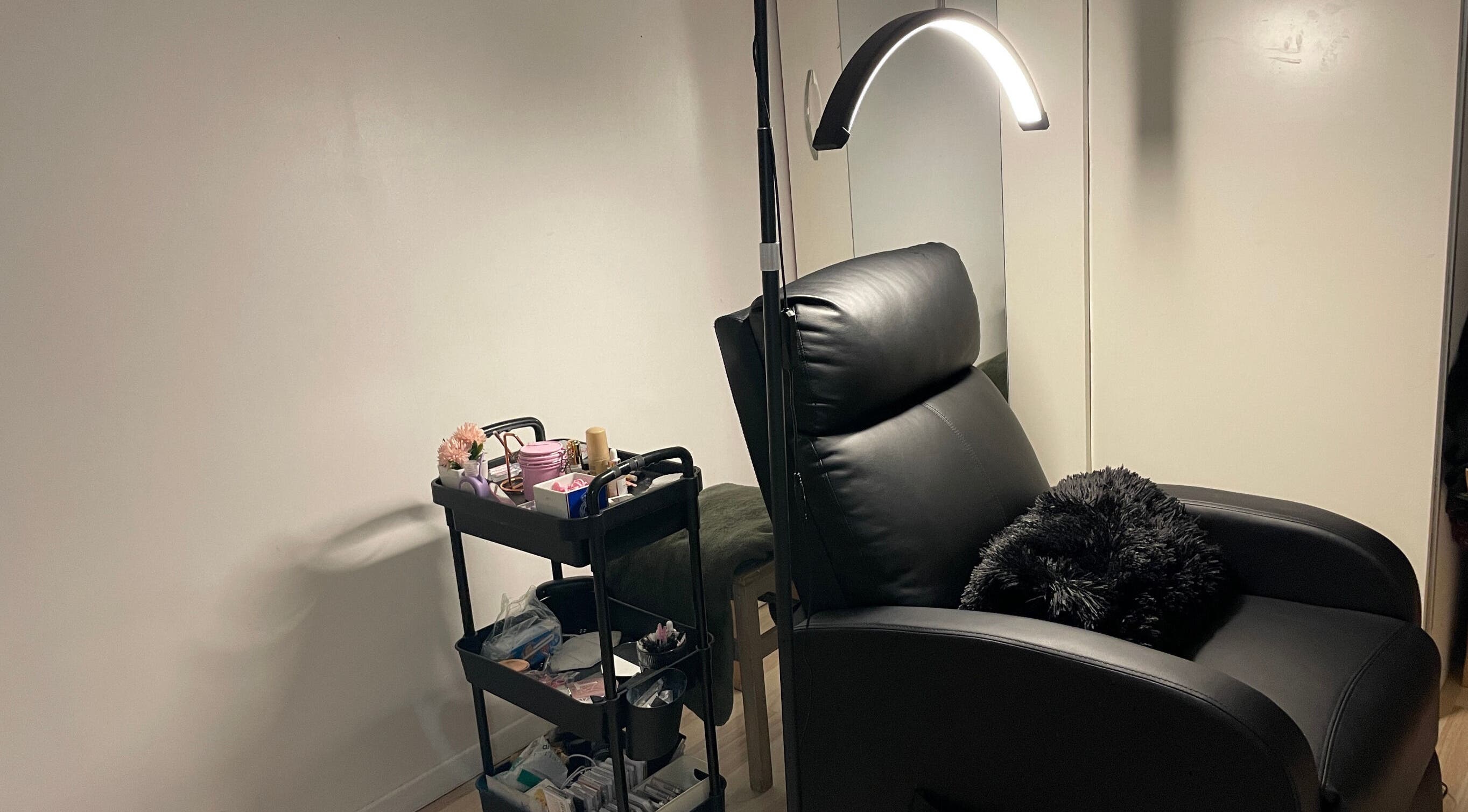 Espace beauté Glam Lashes Expert à Beauvais, Hauts-de-France, FR, avec fauteuil et chariot cosmétique.