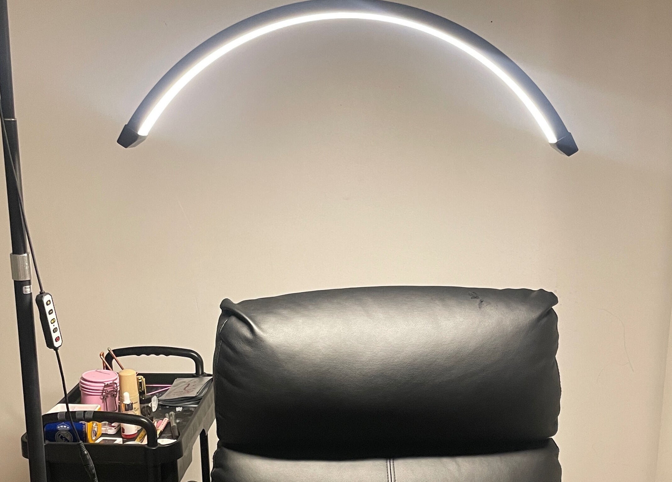 Coin beauté moderne à Glam Lashes Expert, Beauvais, Hauts-de-France, FR, avec fauteuil et éclairage effilé.