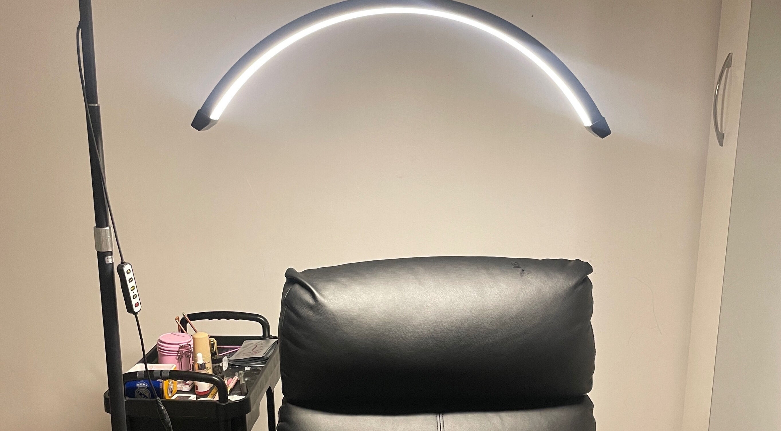 Coin beauté moderne à Glam Lashes Expert, Beauvais, Hauts-de-France, FR, avec fauteuil et éclairage effilé.