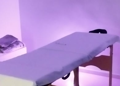 Sala de massagem iluminada no Espaço Garzon, São Paulo, SP, BR, oferecendo relaxamento.