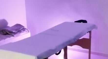 Sala de massagem iluminada no Espaço Garzon, São Paulo, SP, BR, oferecendo relaxamento.
