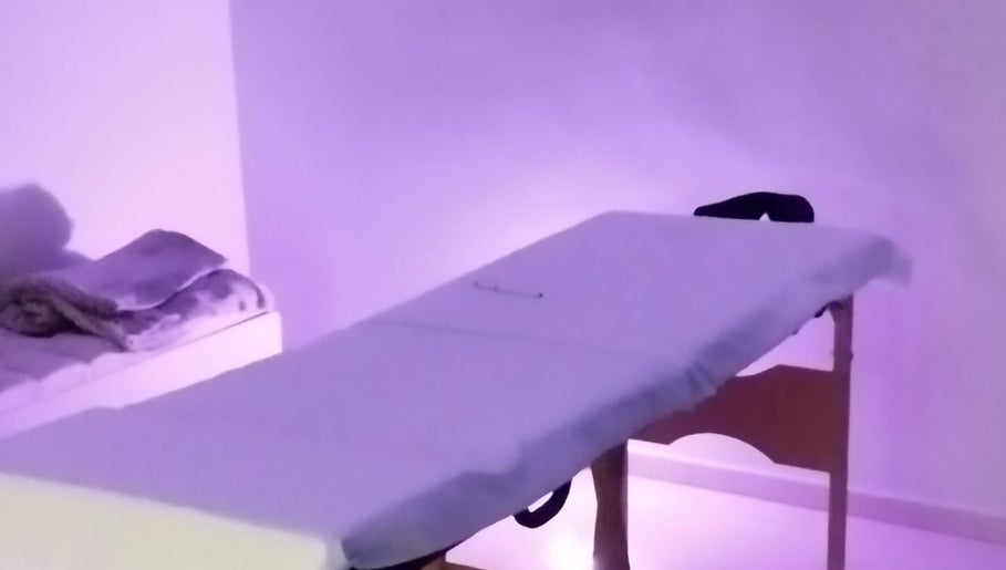 Sala de massagem em Espaço Garzon, São Paulo, São Paulo, BR, com iluminação suave.