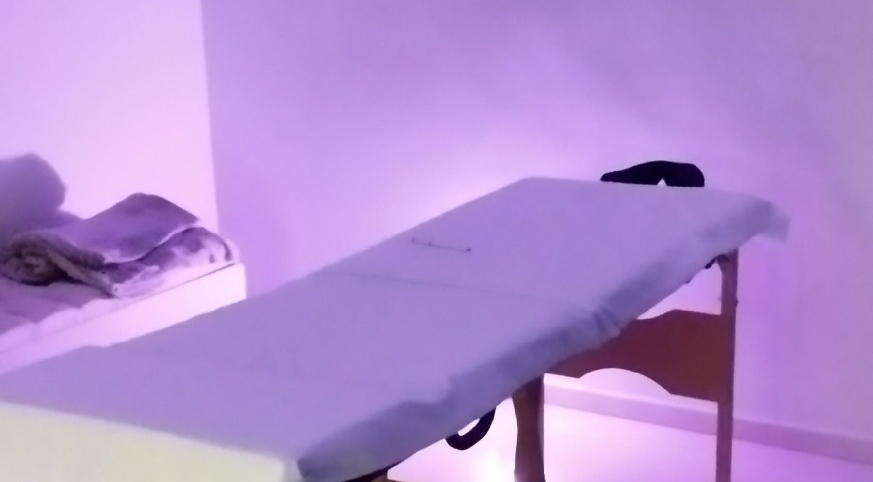 Sala de massagem em Espaço Garzon, São Paulo, São Paulo, BR, com iluminação suave.