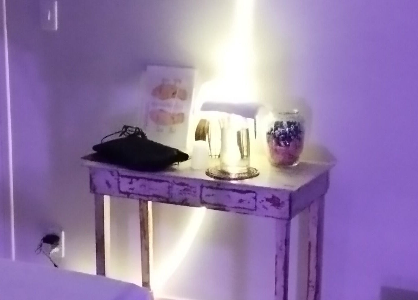 Mesa decorativa iluminada no Espaço Garzon, São Paulo, São Paulo, BR para relaxamento e bem-estar.