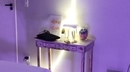 Mesa decorativa iluminada no Espaço Garzon, São Paulo, São Paulo, BR para relaxamento e bem-estar.
