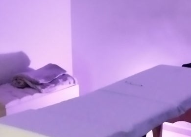Sala de massagem com iluminação suave no Espaço Garzon, São Paulo, São Paulo, BR.