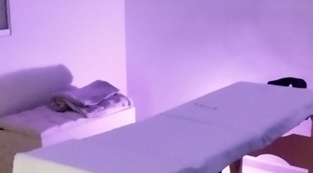 Sala de massagem com iluminação suave no Espaço Garzon, São Paulo, São Paulo, BR.
