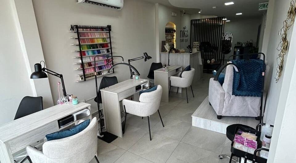 Interior moderno de Nika Nails Spa en Guayaquil, Guayas, EC, mostrando estaciones de manicura elegantes.