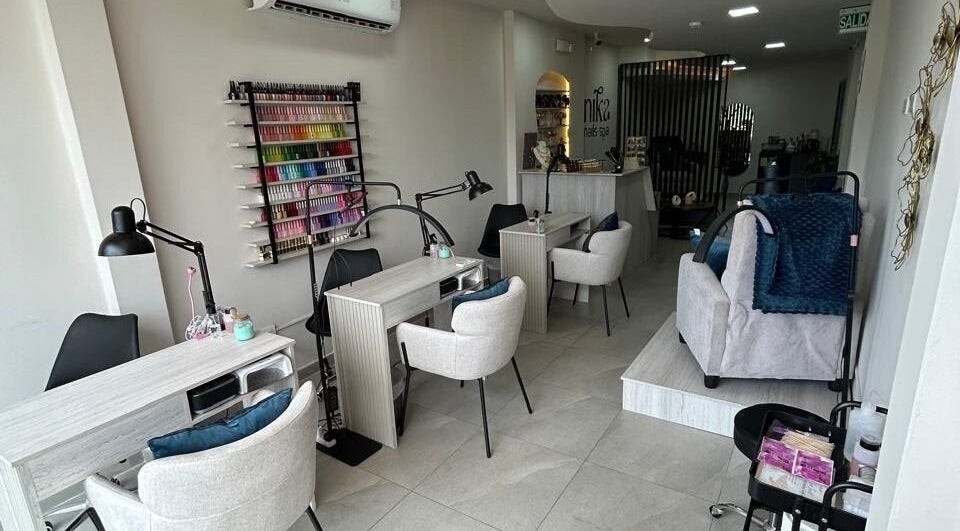 Interior moderno de Nika Nails Spa en Guayaquil, Guayas, EC, mostrando estaciones de manicura elegantes.