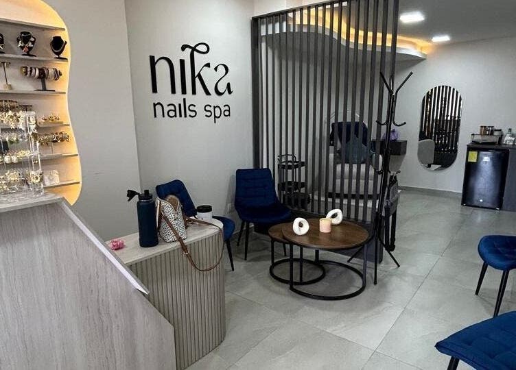 Interior moderno de Nika Nails Spa en Guayaquil, Guayas, EC, con cómodos asientos y muebles elegantes.
