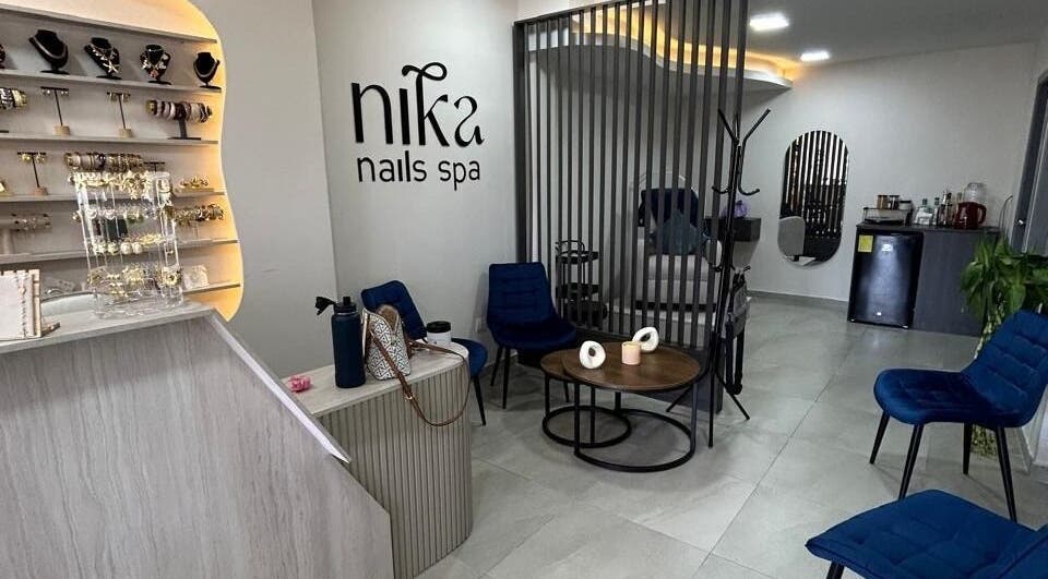 Interior moderno de Nika Nails Spa en Guayaquil, Guayas, EC, con cómodos asientos y muebles elegantes.