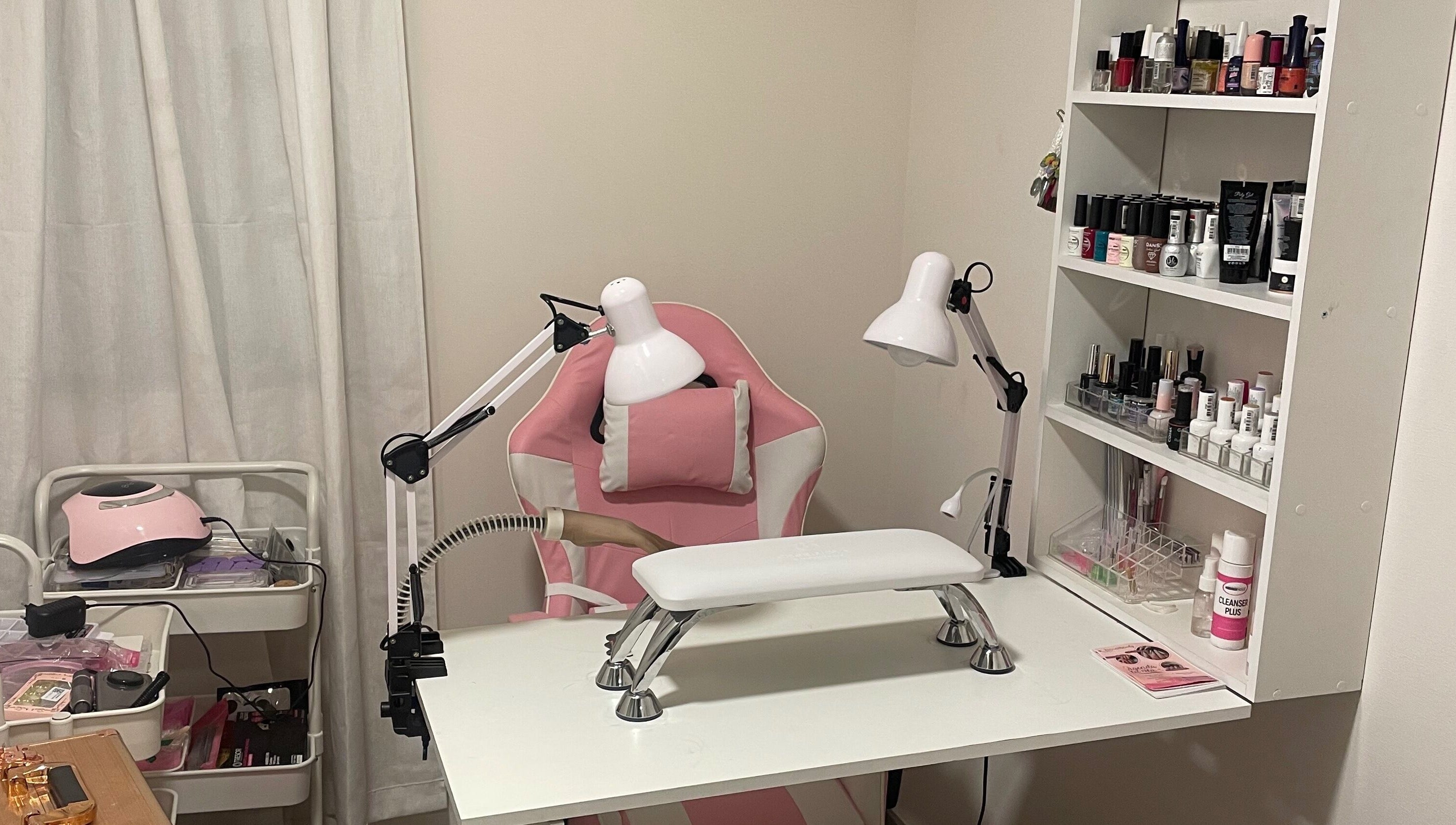 Moderno espacio de manicura en Artnailstudy, La Cisterna, Región Metropolitana, CL con silla y lámparas rosas.