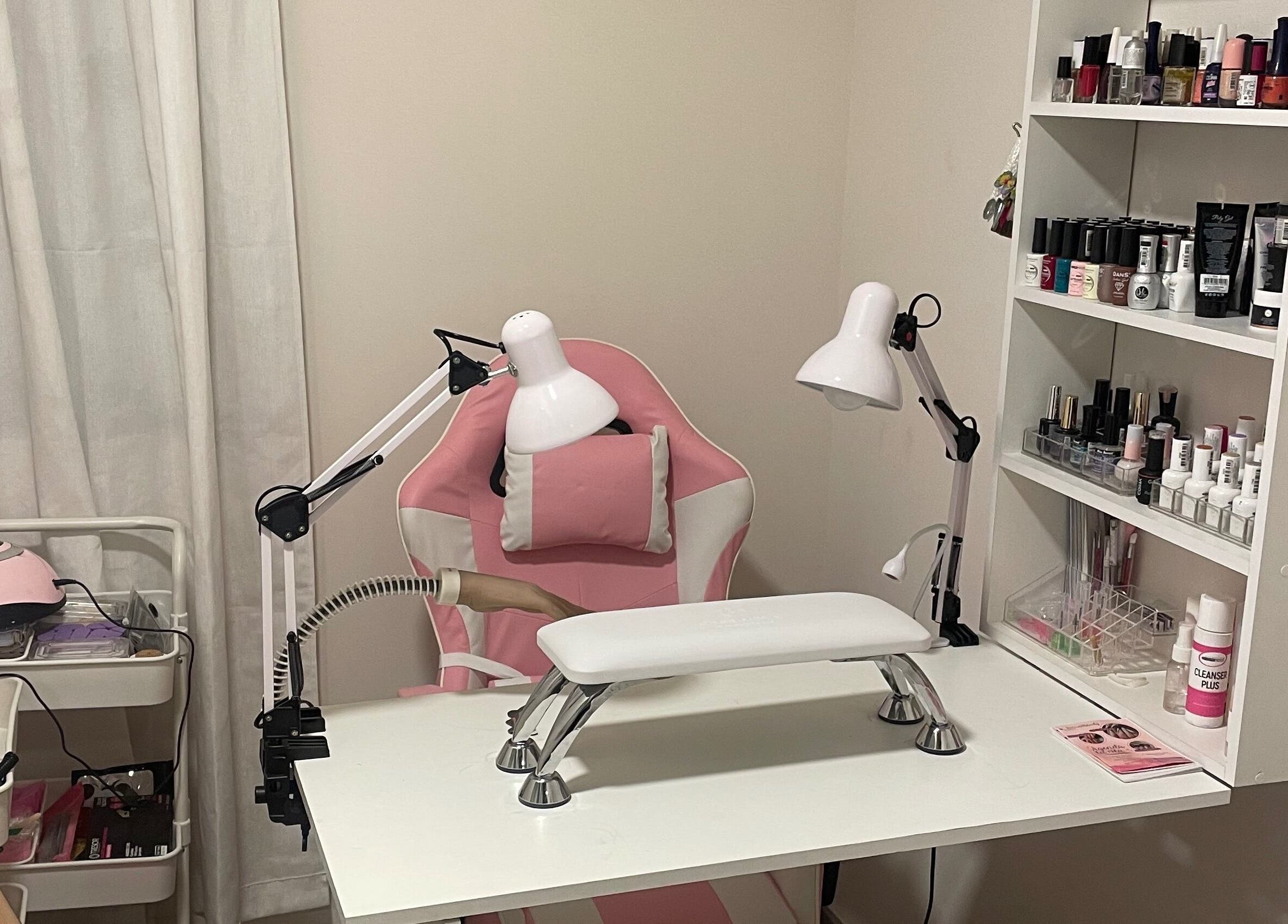 Moderno espacio de manicura en Artnailstudy, La Cisterna, Región Metropolitana, CL con silla y lámparas rosas.
