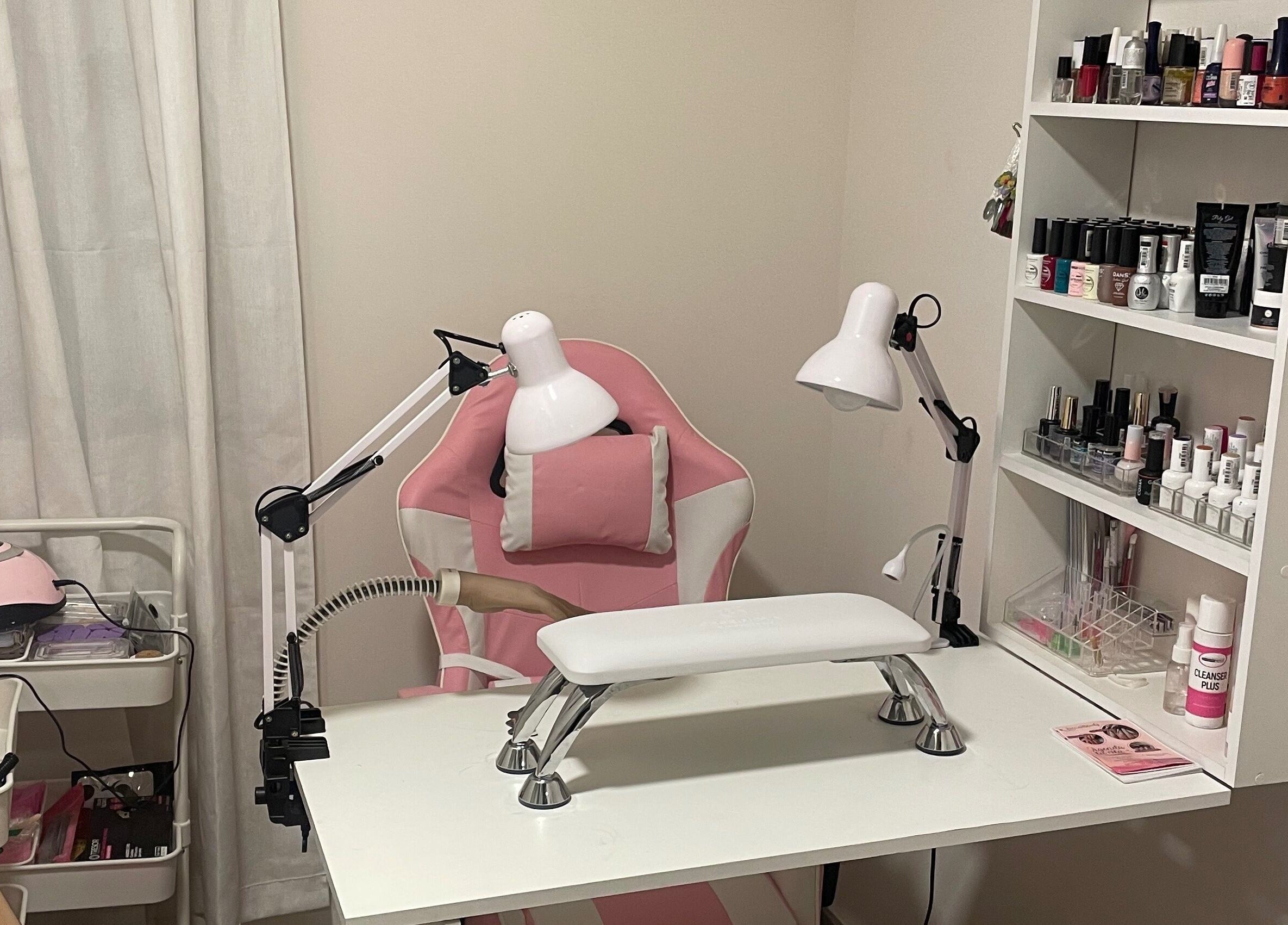 Moderno espacio de manicura en Artnailstudy, La Cisterna, Región Metropolitana, CL con silla y lámparas rosas.