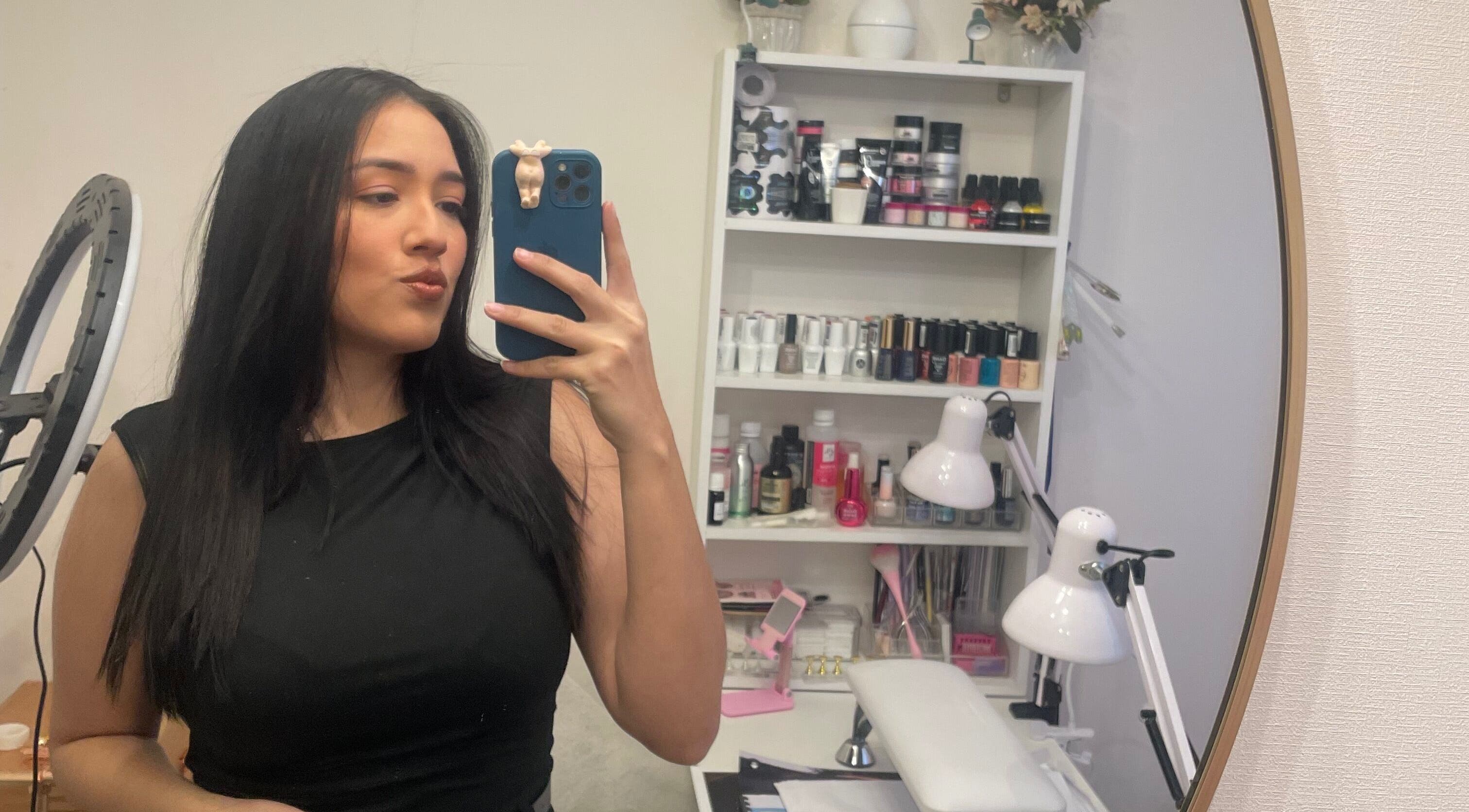 Vista del estudio Artnailstudy en La Cisterna, Región Metropolitana, CL, con estante de esmaltes y un espejo.