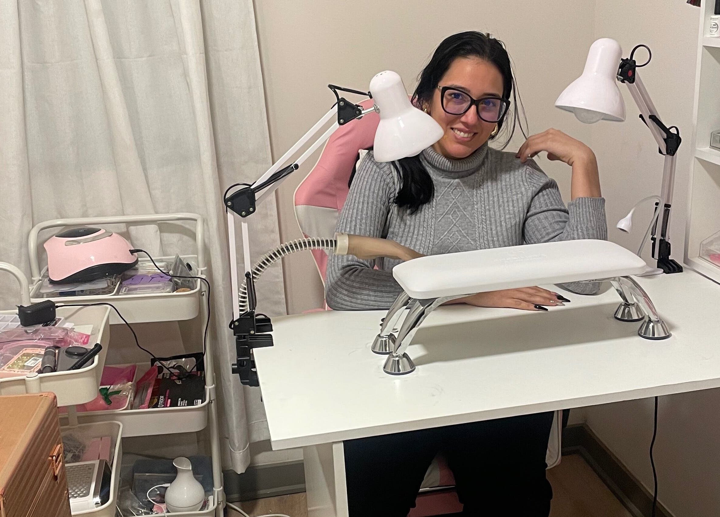 Interior acogedor de Artnailstudy en La Cisterna, Región Metropolitana, CL, con mesa de manicure y productos de belleza.