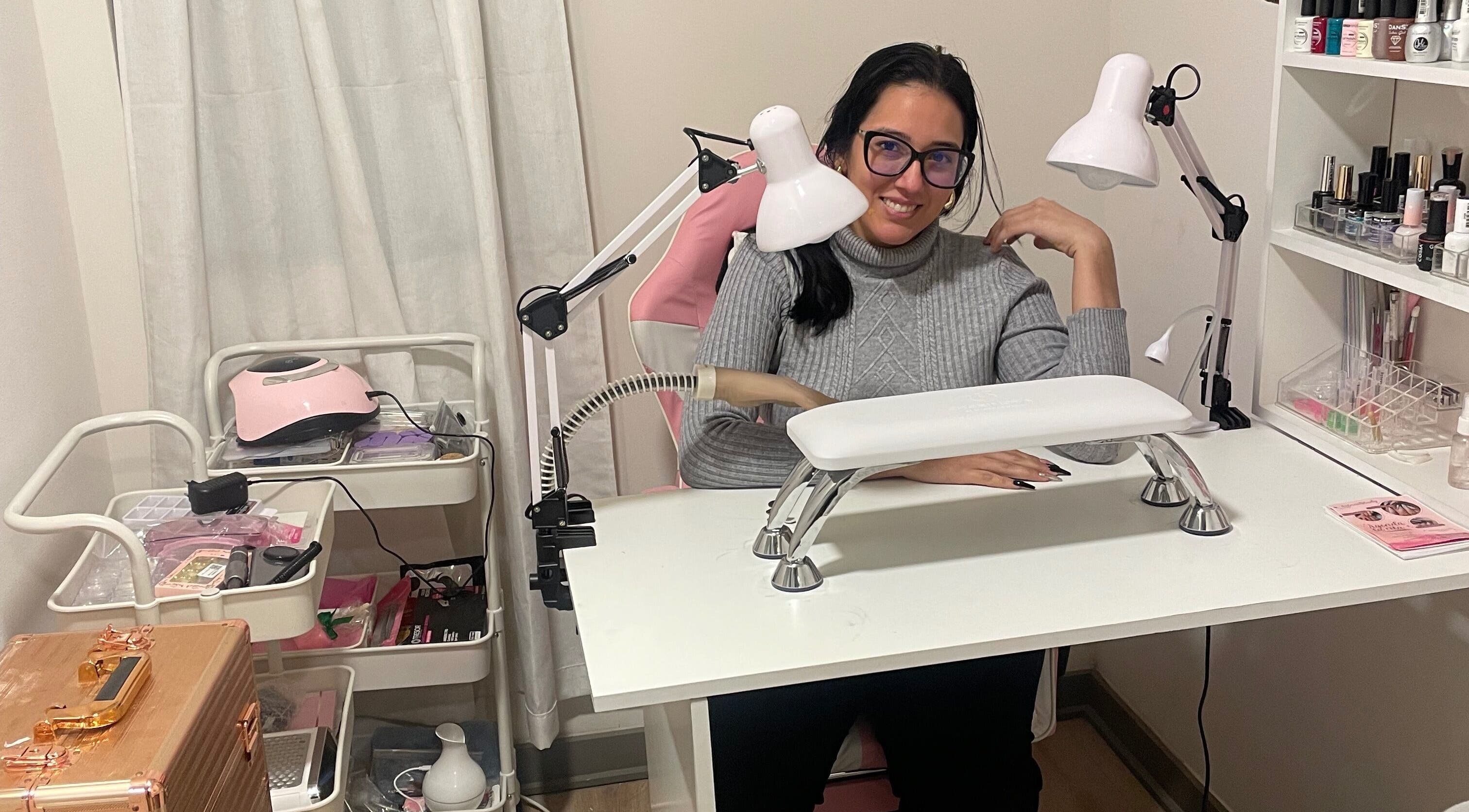 Interior acogedor de Artnailstudy en La Cisterna, Región Metropolitana, CL, con mesa de manicure y productos de belleza.