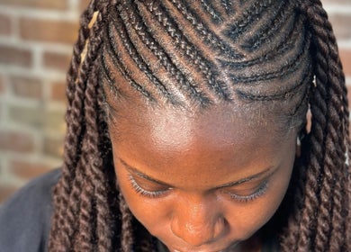 Coiffure de tresses africaines à Hairluxxury, Montréal, Québec, CA, mettant en valeur l'art capillaire.