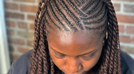 Coiffure de tresses africaines à Hairluxxury, Montréal, Québec, CA, mettant en valeur l'art capillaire.
