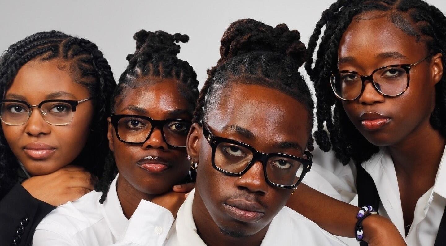 Groupe stylé à Hairluxxury, Montréal, Québec, CA, mettant en valeur des coiffures tressées et lunettes.