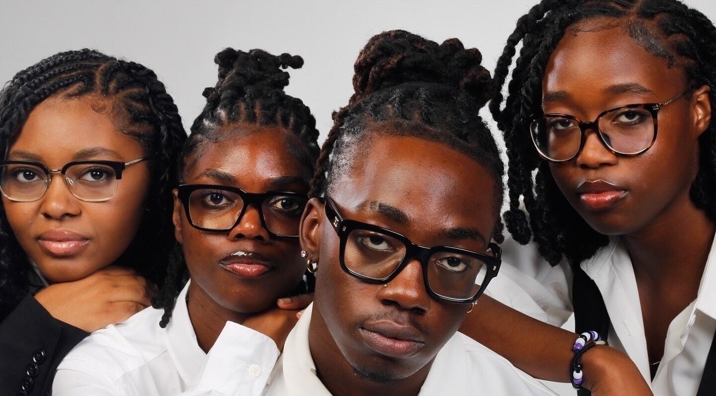 Groupe stylé à Hairluxxury, Montréal, Québec, CA, mettant en valeur des coiffures tressées et lunettes.