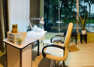 Cozy nail salon at Sunset Body Works in Uvita, Provincia De Puntarenas, CR with stylish decor and relaxing ambiance.