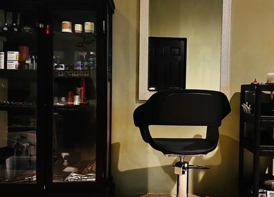 Cozy salon chair and products at Sunset Body Works, Uvita, Provincia De Puntarenas, CR.