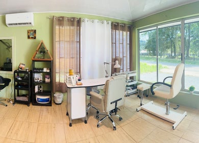 Bright salon room at Sunset Body Works in Uvita, Provincia De Puntarenas, CR with chairs and natural light.