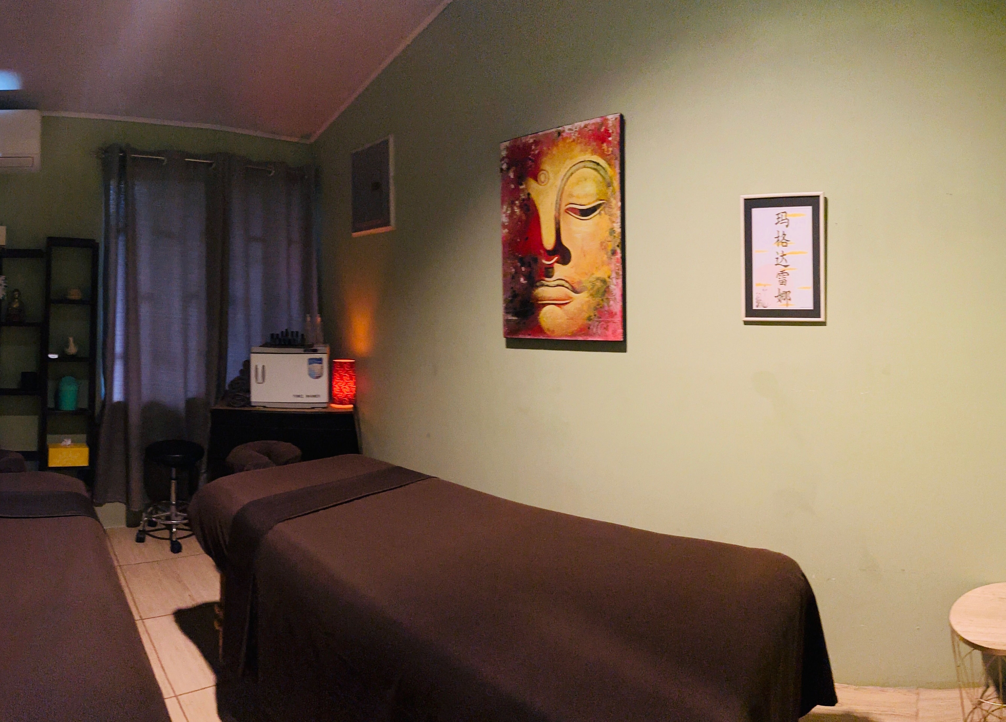 Tranquil massage room at Sunset Body Works, Uvita, Provincia De Puntarenas, CR, with calming decor.