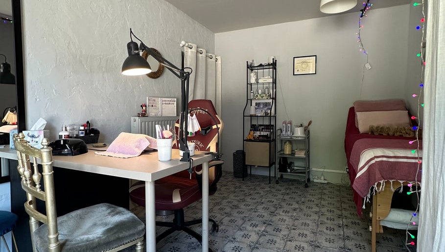 Salle de soins à Sortilège Beauté, Saint-sauveur, Nouvelle-aquitaine, FR avec lit et table de beauté.