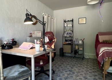 Intérieur chic de Sortilège Beauté à Saint-sauveur, Nouvelle-aquitaine, FR, équipé pour soins de beauté.