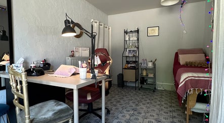 Intérieur chic de Sortilège Beauté à Saint-sauveur, Nouvelle-aquitaine, FR, équipé pour soins de beauté.