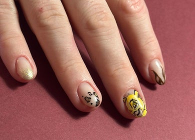 Nail art vibrant chez Sortilège Beauté à Saint-sauveur, Nouvelle-aquitaine, FR. Conception artistique unique.