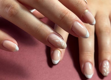 Manucure française à Sortilège Beauté, Saint-sauveur, Nouvelle-aquitaine, FR. Ongles soignés sur fond rose.