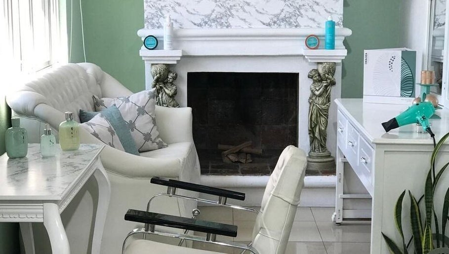 Elegante sala de belleza en Velvetwellnesscenter, Quito, Pichincha, EC con muebles blancos y decoración moderna.