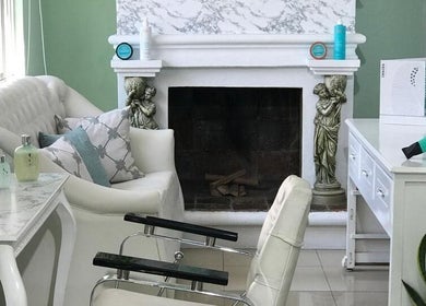 Elegante sala de belleza en Velvetwellnesscenter, Quito, Pichincha, EC con muebles blancos y decoración moderna.