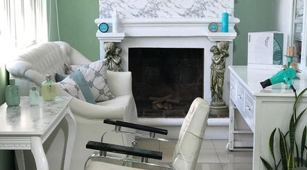 Elegante sala de belleza en Velvetwellnesscenter, Quito, Pichincha, EC con muebles blancos y decoración moderna.