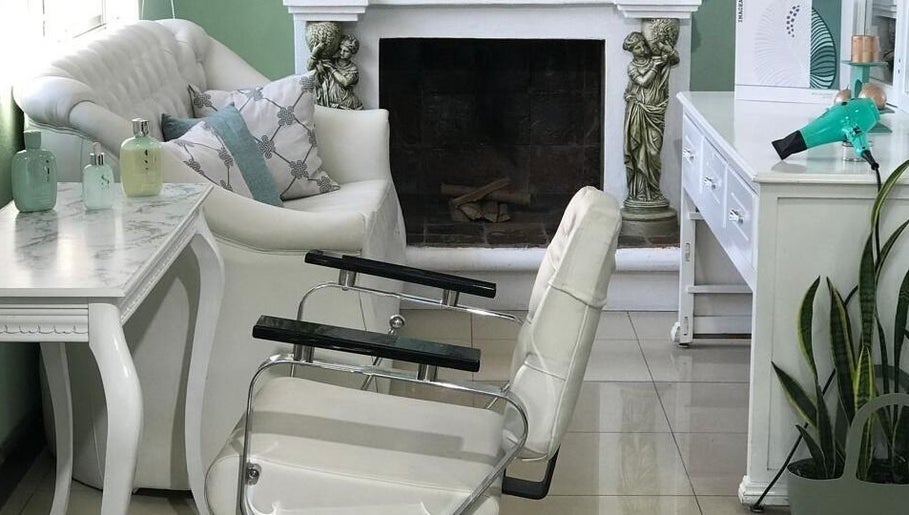 Zona de relax en Velvetwellnesscenter, Quito, Pichincha, EC con sillón blanco y decoración elegante.