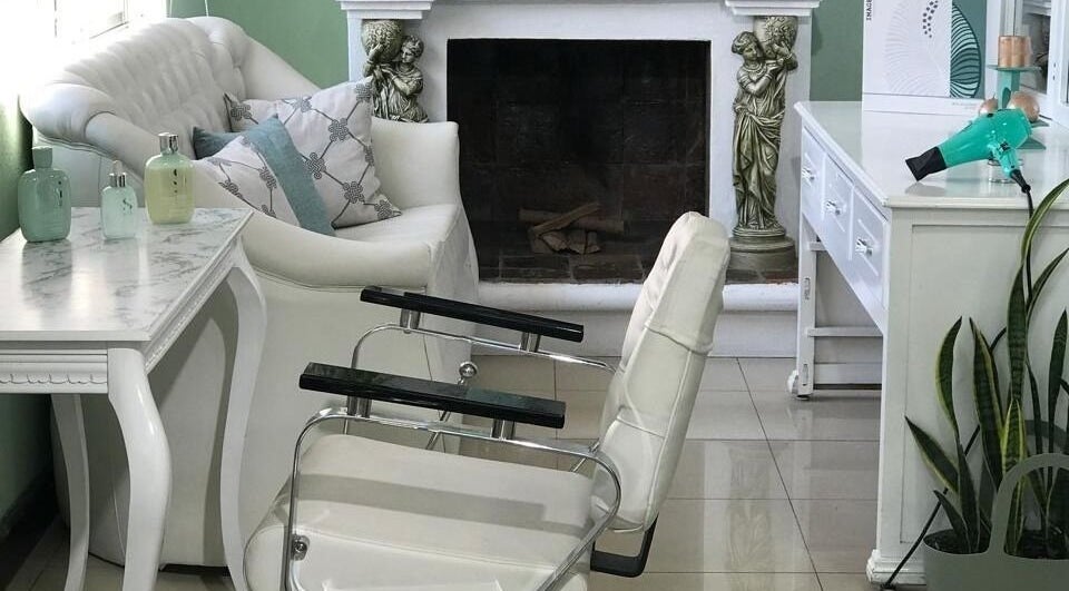 Zona de relax en Velvetwellnesscenter, Quito, Pichincha, EC con sillón blanco y decoración elegante.